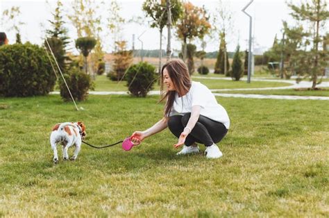 Uma mãe um filho e um cachorro jack russell terrier estão