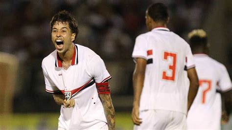 S O Paulo Leva Dois Gols Mas Busca A Virada No Fim Sobre O Caraj S E