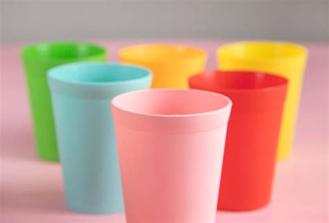 Vasos De Pl Stico De Colores En La Mesa Foto Premium