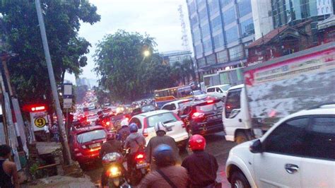 Foto Hujan Jumat Sore Ini Titik Genangan Di Jalanan Jakarta