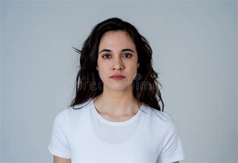 Retrato De Una Mujer Hermosa Joven Latina Con El Rostro Furiosa Y Furiosa Las Expresiones Y Las