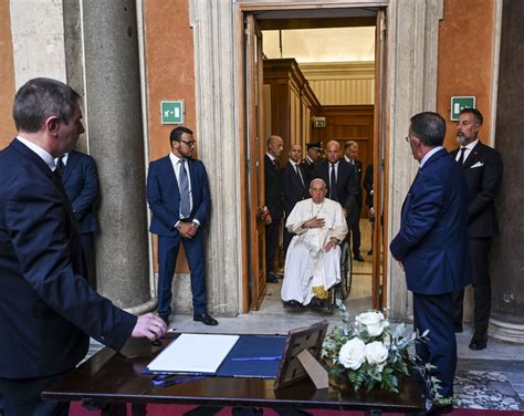 Napolitano Camera Ardente Anche Il Papa A Sorpresa A Palazzo Madama