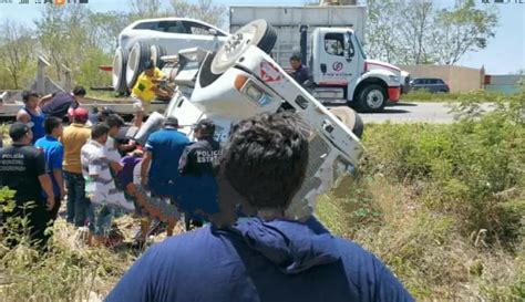 Aparatosa volcadura en la carretera Mérida Cancún Noticias de Yucatán