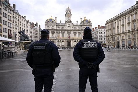 Rhône Blessé Dun Coup De Couteau à Deux Pas De Lhôtel De Ville De Lyon