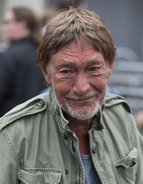 Driving Home for Christmas singer Chris Rea collapses onstage | Daily Star
