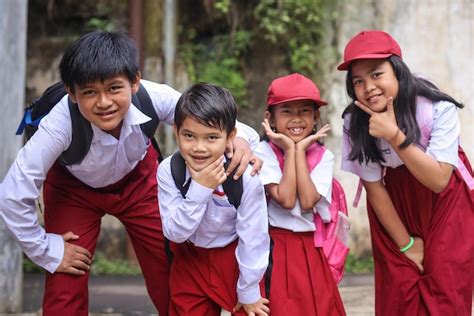 Grupo De Alunos Felizes Do Ensino Fundamental De Uniforme Olhando Para