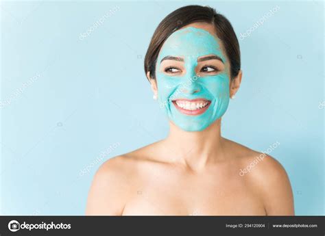 Heureuse Femme Nue Avec Masque Facial Regardant Loin Sur Fond Image