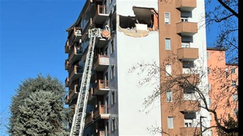 Esplosione In Un Condominio Distrutto Un Appartamento