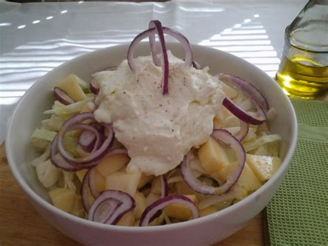 Ensalada De Col Con Manzana Y Cebolla Morada En Salsa De Queso Blanco