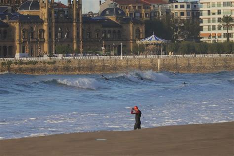 Fotos Aprovechando El Buen Tiempo Y Las Olas El Diario Vasco