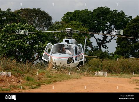 Un Eurocopter As350 B2 Ecureuilécureuil à Propos De Décoller Dune