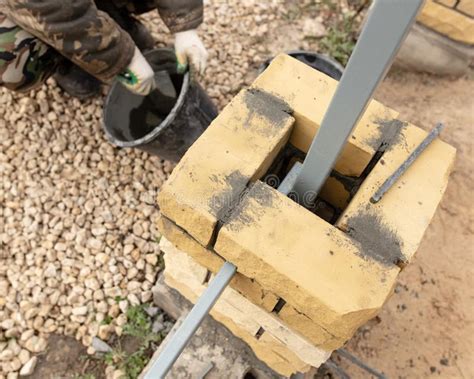 El Hombre Construye Una Pared De Ladrillo En Un Emplazamiento De La