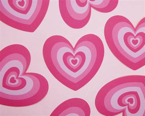 Download Free Vivid Pink Wildflower Heart Pattern Wallpaper