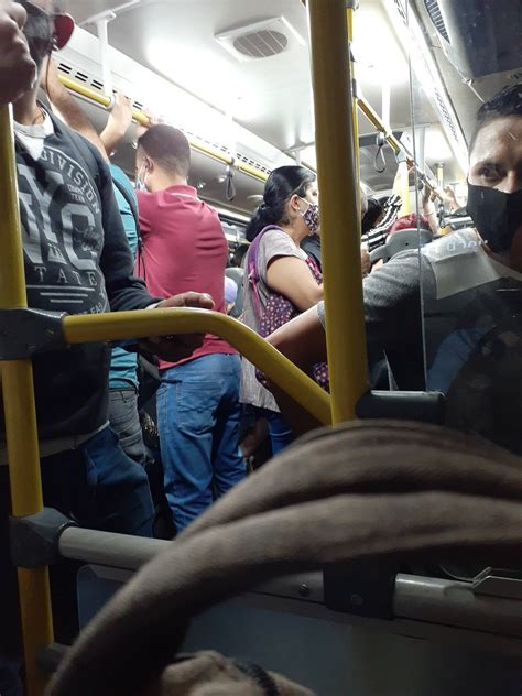 Apesar De Determinação Para ônibus Circularem Apenas Com Passageiros