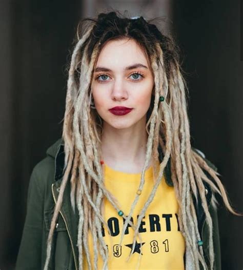 Bild Könnte Enthalten 1 Person Nahaufnahme Und Text Blonde Dreads Hippie Hair White Girl