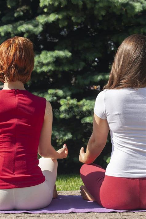 Yoga Al Aire Libre Mujer Feliz Que Hace Ejercicios De La Yoga Meditaci