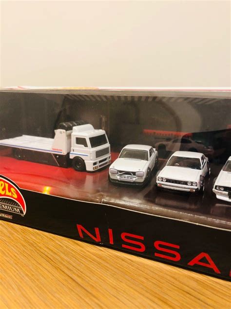 Hot Wheels Premium Nissan Skyline Premium Collectors Garage Diorama Box Set GT R LBWK C