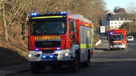 Schwerer Verkehrsunfall auf Bundesstraße Einsatzfahrten Feuerwehr