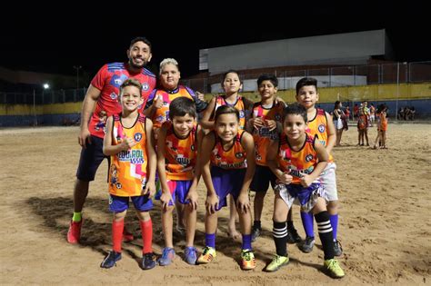 Escolinha de futebol e projeto social atende cerca de 700 crianças