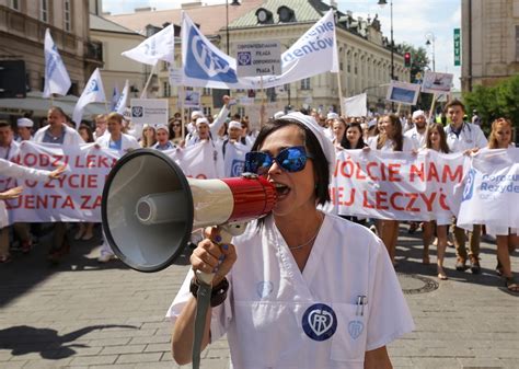 Manifestacja lekarzy rezydentów Chcą podwyżek Wydarzenia w INTERIA PL