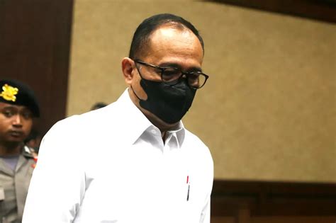 Momen Haru Mario Dipeluk Rafael Sang Bapak Ketika Bertemu Di