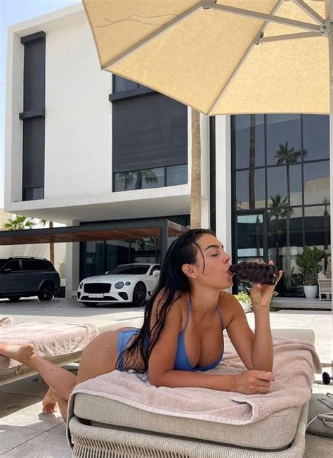 Wygina się nad basenem w bikini W takiej willi mieszka z Ronaldo Pudelek