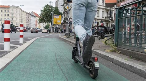 Der Tag Zwei Menschen Sterben Bei Unfall Mit E Scooter N Tv De