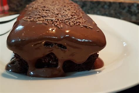 Bolo gelado de chocolate fácil de liquidificador Casa e Culinaria