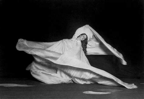 Loïe Fuller, performing the serpentine dance, 1902