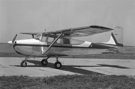 FELIZ ANIVERSÁRIO Icônico Cessna Skyhawk comemora 65 anos desde o