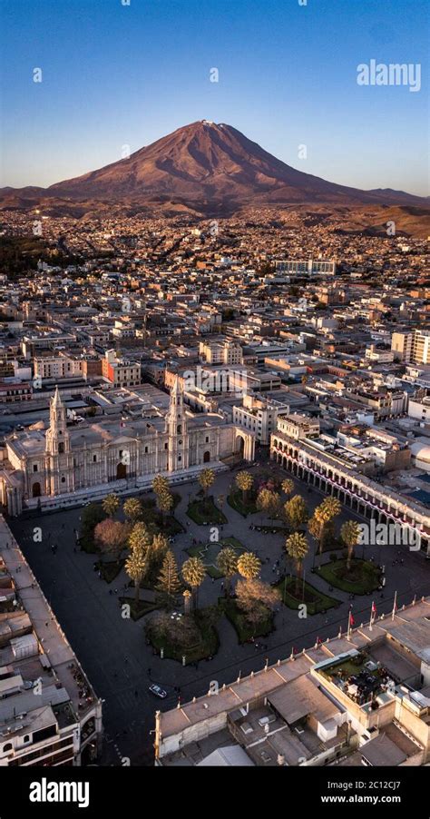 Vista aérea sobre la plaza principal de Arequipa y el centro histórico