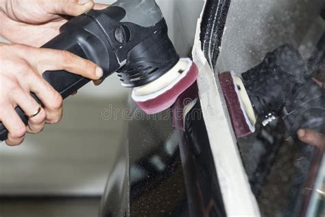 Detalle Del Coche Manos Con El Pulidor Orbital En Taller De