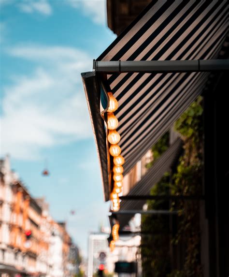 Markisen für gewerbliche Zwecke: Wie man Kunden im Freien schützt