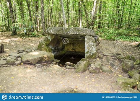 Dolmen Im Shapsug Wald In Der Stadt Nahe Dem Dorf Shapsugskaya Sicht