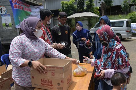 OPERASI PASAR MINYAK GORENG DI BEKASI ANTARA Foto