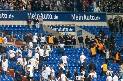 Fans Pr Geln Sich Nach Zwischen Schalke Und Frankfurt Fussballdaten