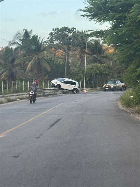 Motorista Perde Controle E Carro Para Em Cima De Mureta Na Avenida