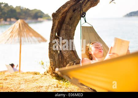junges Mädchen im Bikini auf einer Wiese liegend Stockfotografie Alamy