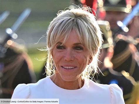 Brigitte Macron à couper le souffle en robe blanche largement fendue et