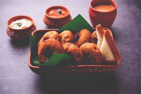 Premium Photo Instant Leftover Bread Medu Vada Served With Chutney