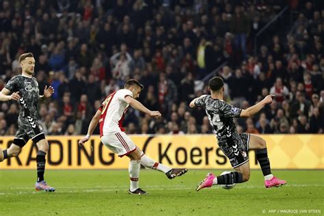 Ajax Verslaat Fc Emmen Met 3 1 En Staat Weer Tweede In Eredivisie