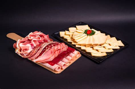 D Gustez Un Plateau Raclette Avec Fromage Et Charcuterie La Maison Moraud