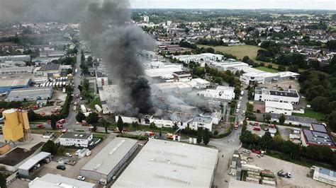 Leverkusen Brand in Gewerbegebiet große Rauchwolke