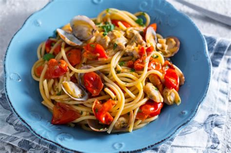 Ricetta Spaghetti Alle Vongole E Pomodorini La Ricetta Di Giallozafferano