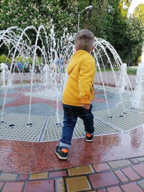 Menino adorável criança se divertindo no playground Foto Premium