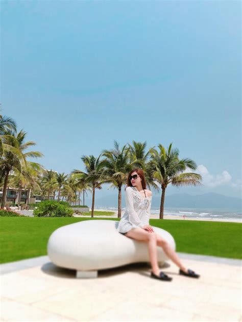 Cận cảnh vẻ nóng bỏng của MC mặc bikini dẫn World Cup gây xôn xao