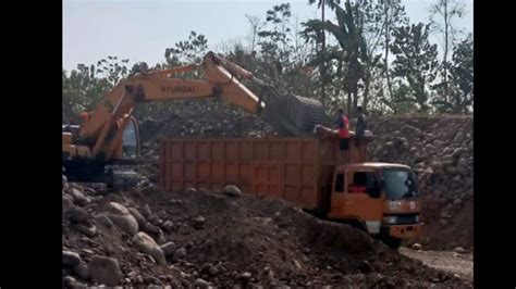 Truk Tronton Angkut Material Tambang Terobos Jembatan Kecil Warga