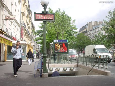 Filles Du Calvaire Metro A Paris