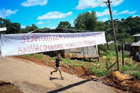 Fam Lias Da Comunidade Marielle Franco Comemoram A Direitos Humanos