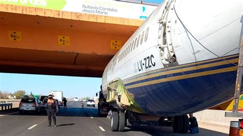 Córdoba Un Avión Quedó Atascado Debajo De Un Puente Y Provocó Un Caos De Tránsito La Voz De